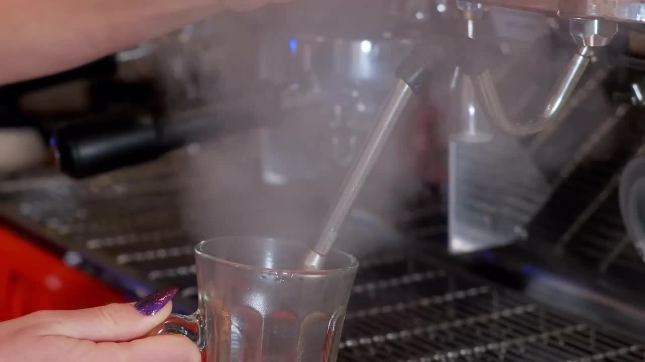 咖啡师用热水刷玻璃杯实拍视频素材