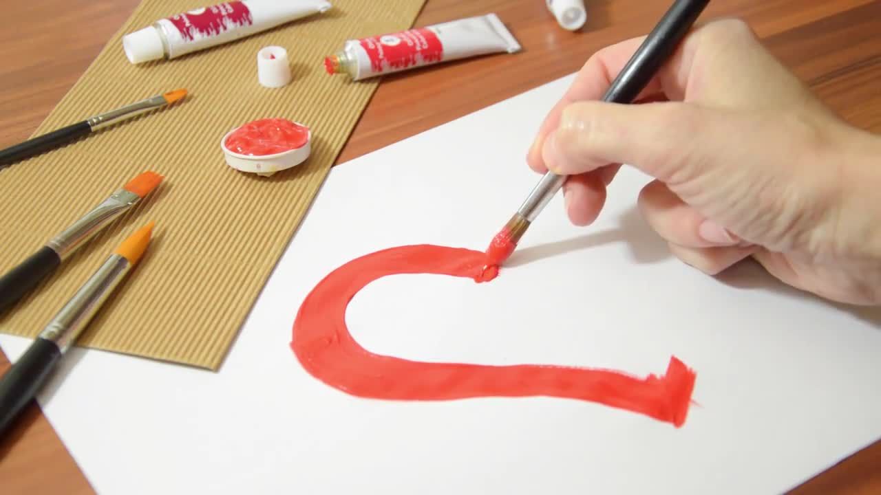 美术师绘制红色的心实拍视频素材