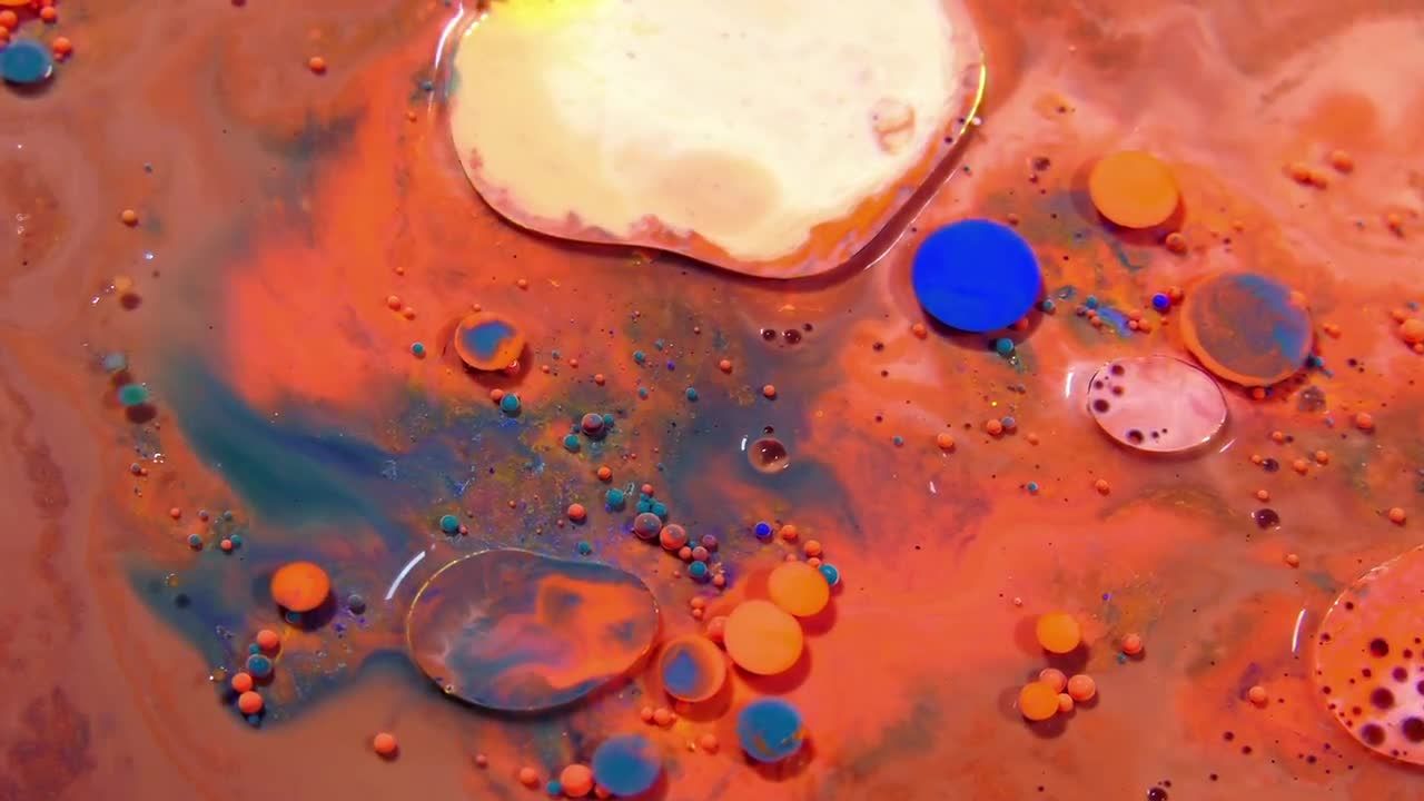 流动的彩色油漆和气泡混合物实拍视频素材