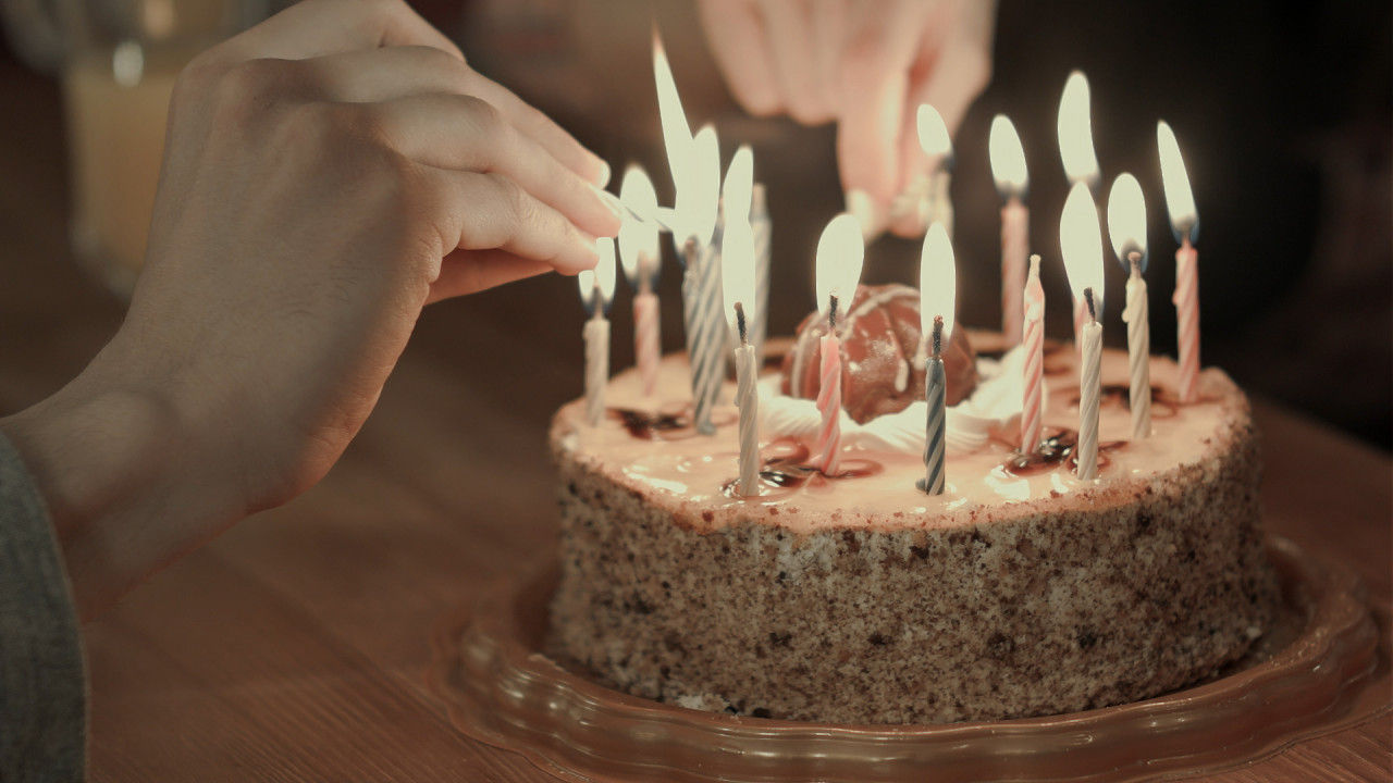 点燃生日蛋糕蜡烛视频