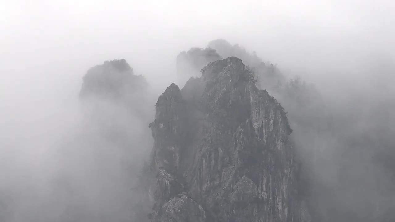 烟雾弥漫的山峰视频素材