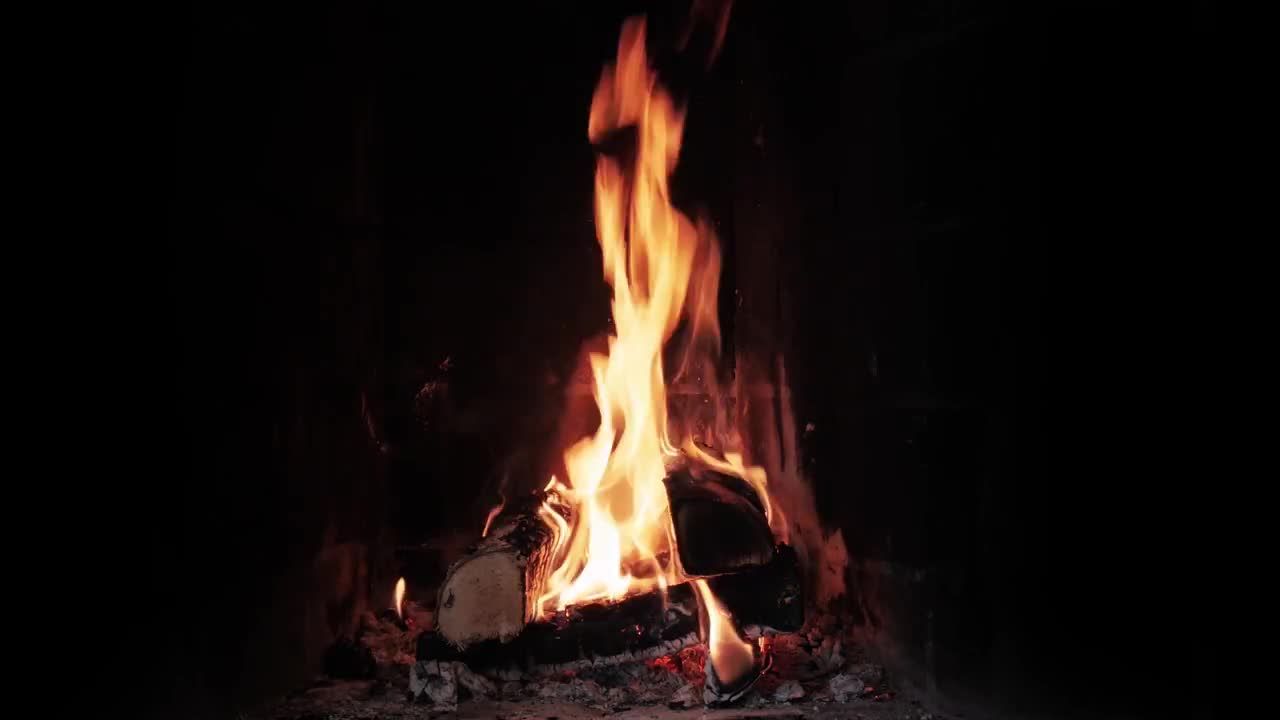 柴火在砖砌壁炉中无限循环燃烧的视频