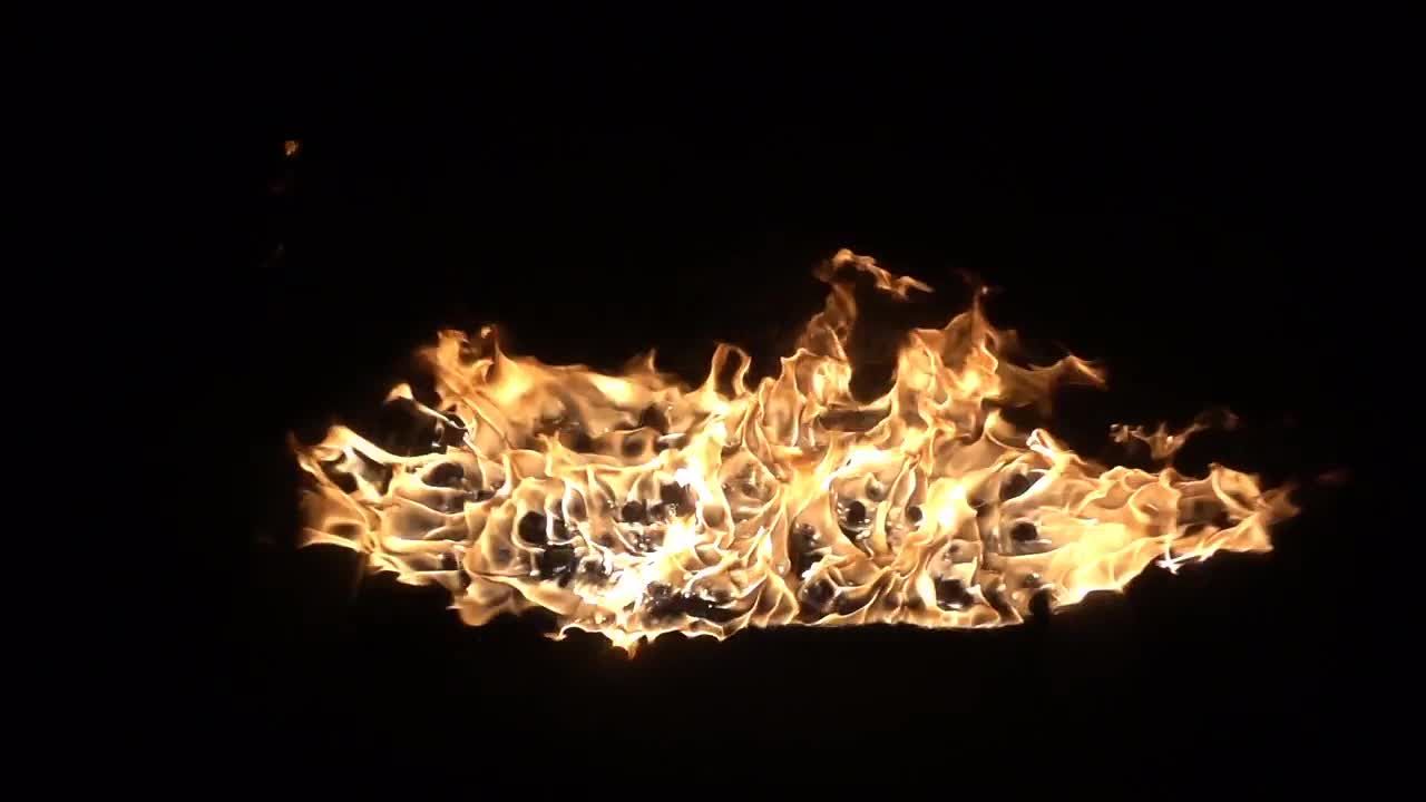 膨胀的强烈火焰实拍视频