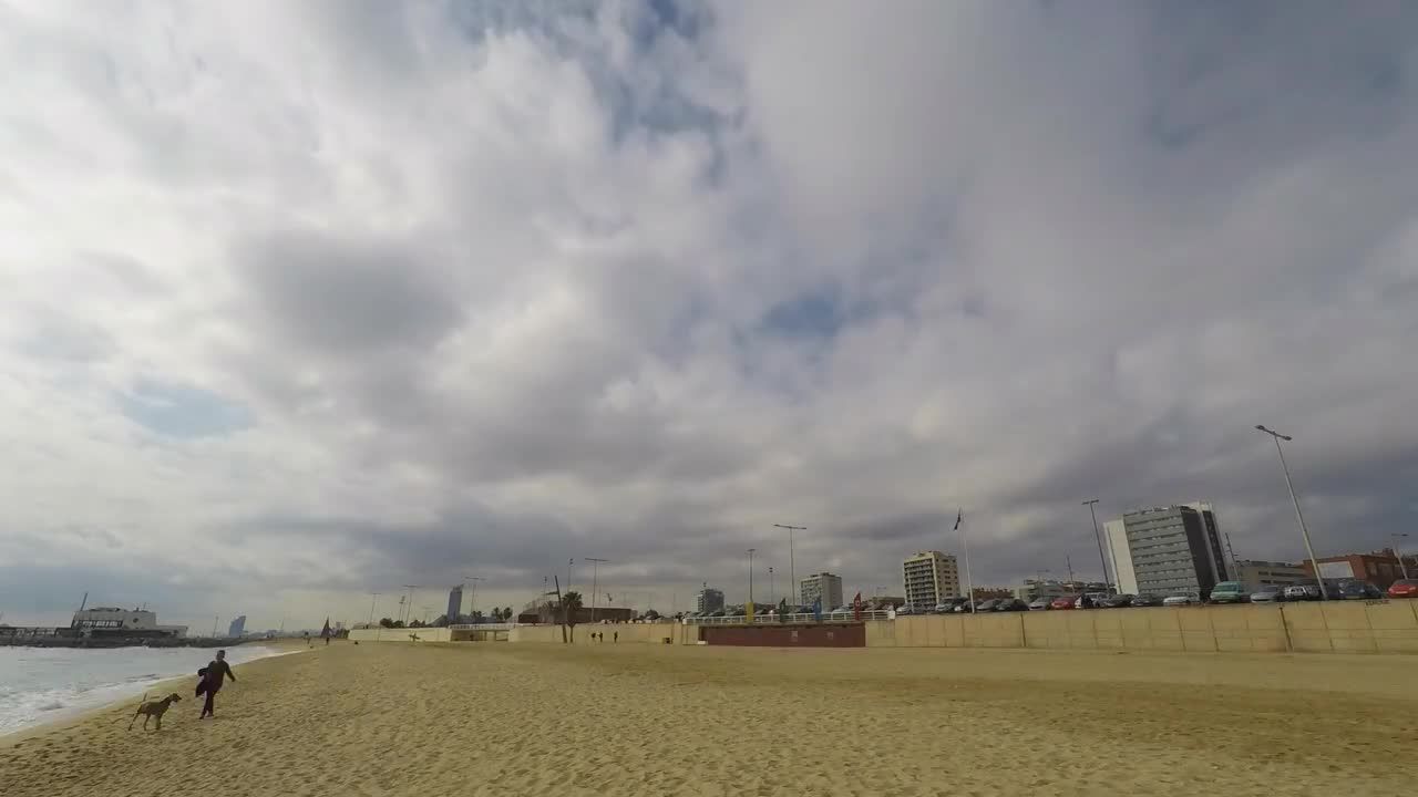 海滩上空白云滚动视频素材