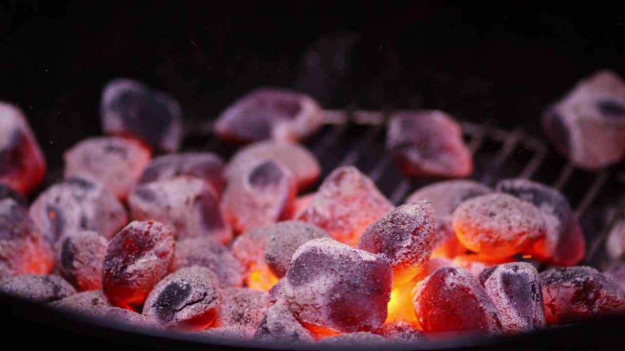 燃烧的热煤炭视频素材