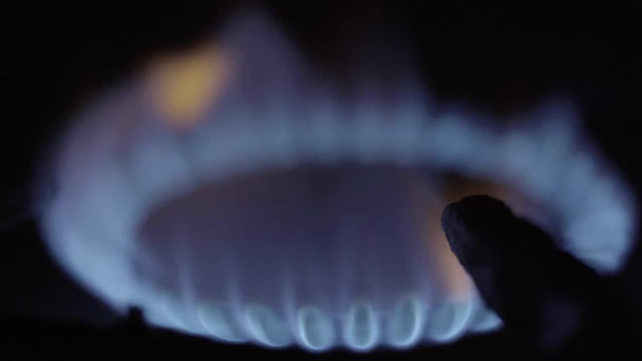 燃烧蓝色火焰的煤气灶视频素材