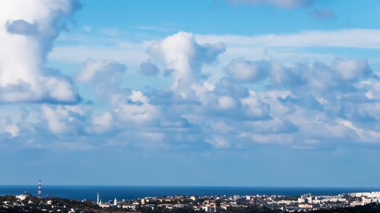 城市上空快速移动的云视频素材