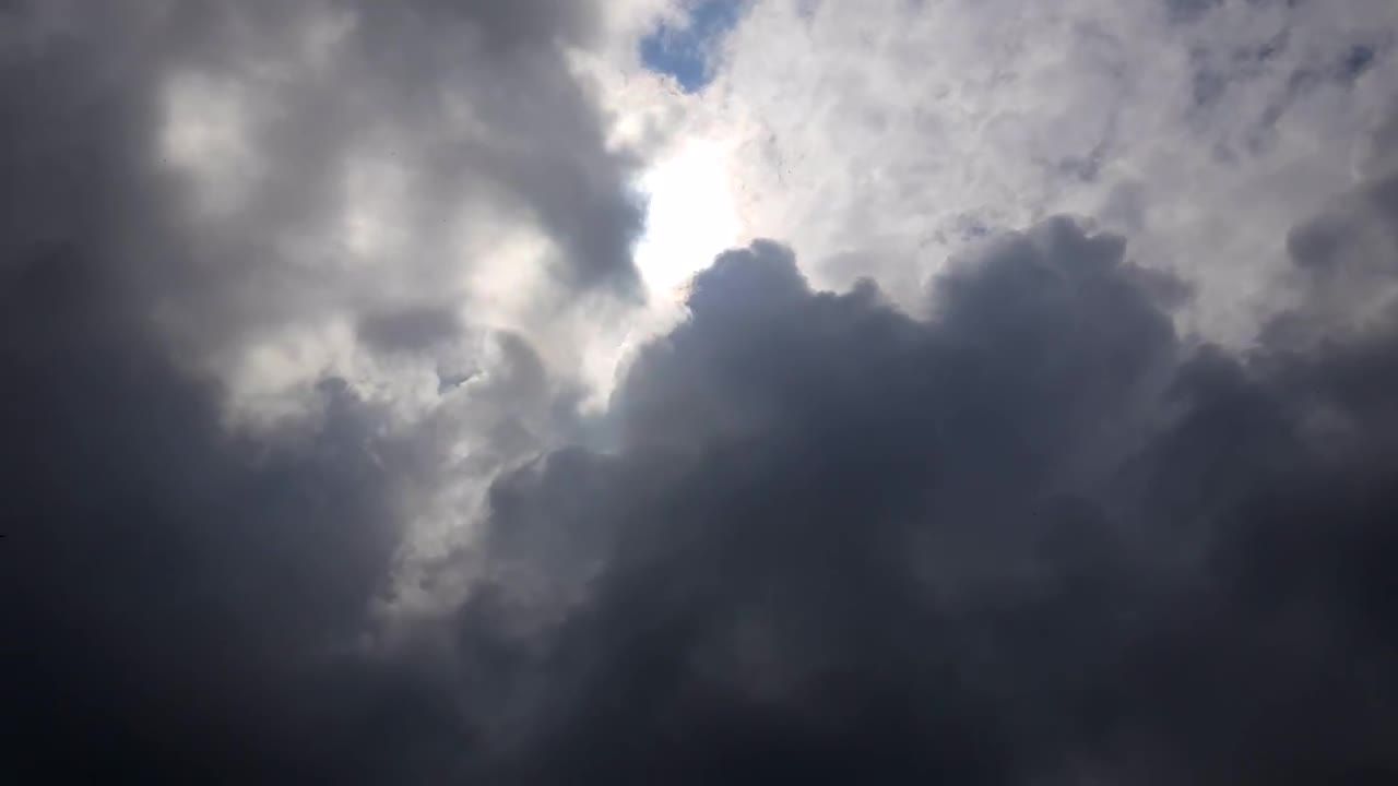 云层移动时遮挡阳光的乌云视频素材