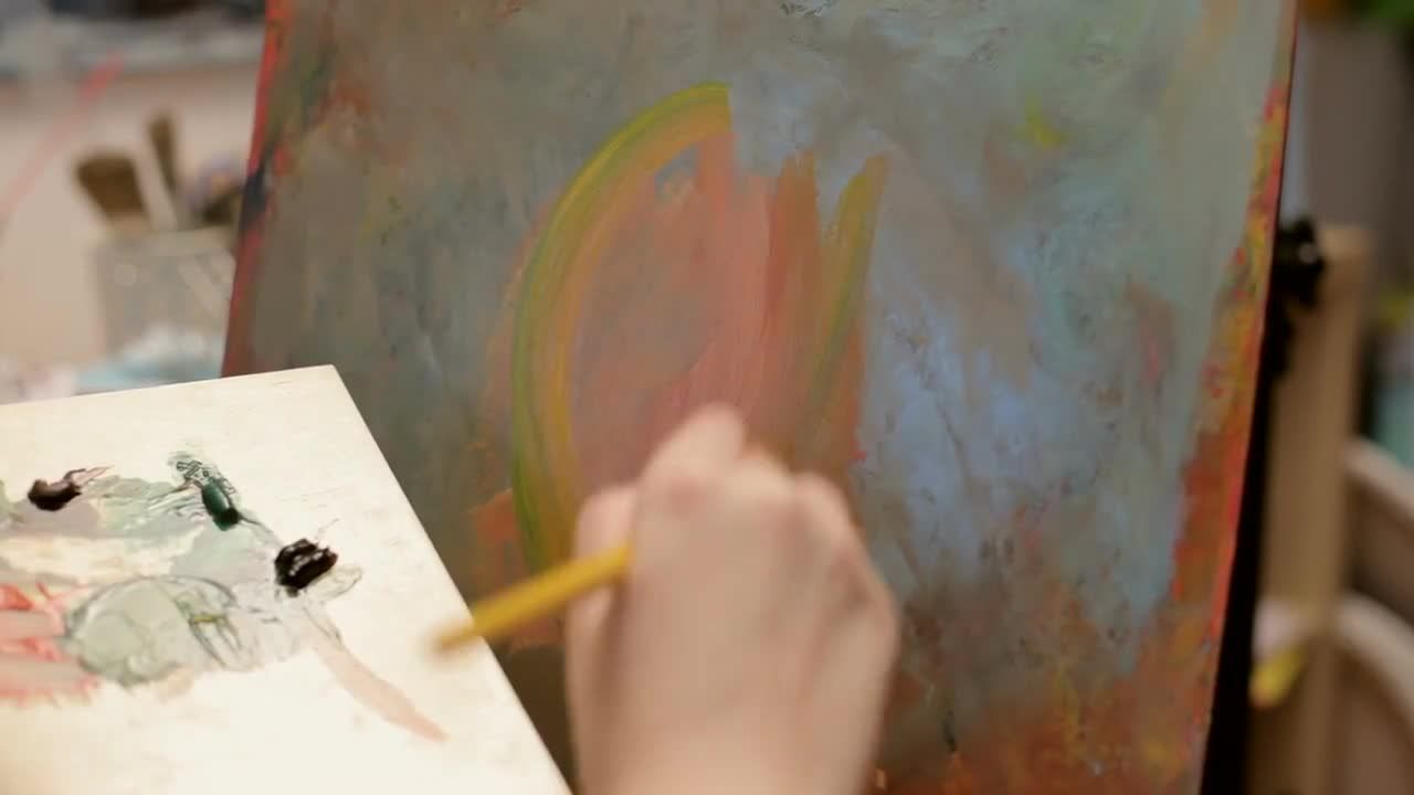 创意艺术家抽象艺术绘画视频