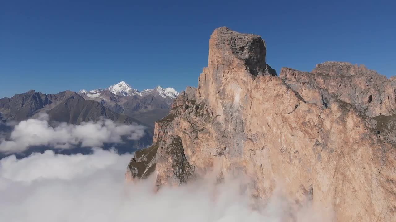 伫立在云层中的山峰视频素材