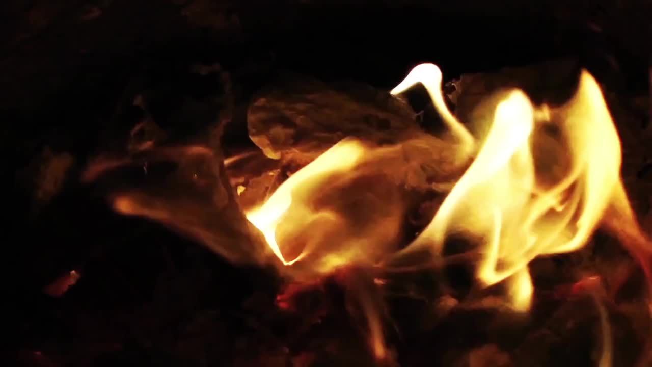 晚上燃烧的金黄色火焰视频素材