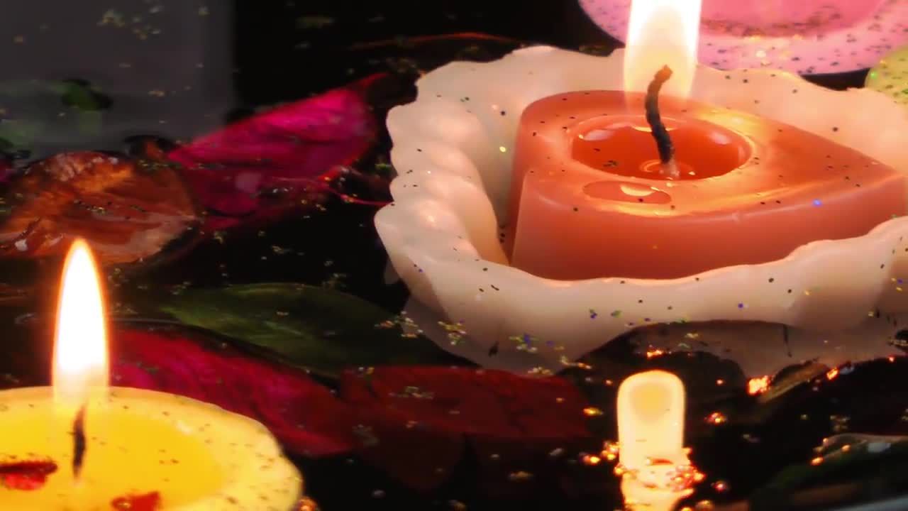 水上漂浮的玫瑰花瓣和蜡烛视频素材