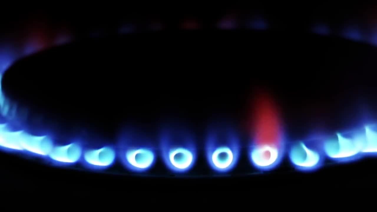 燃气灶燃烧蓝光火焰视频特效镜头素材