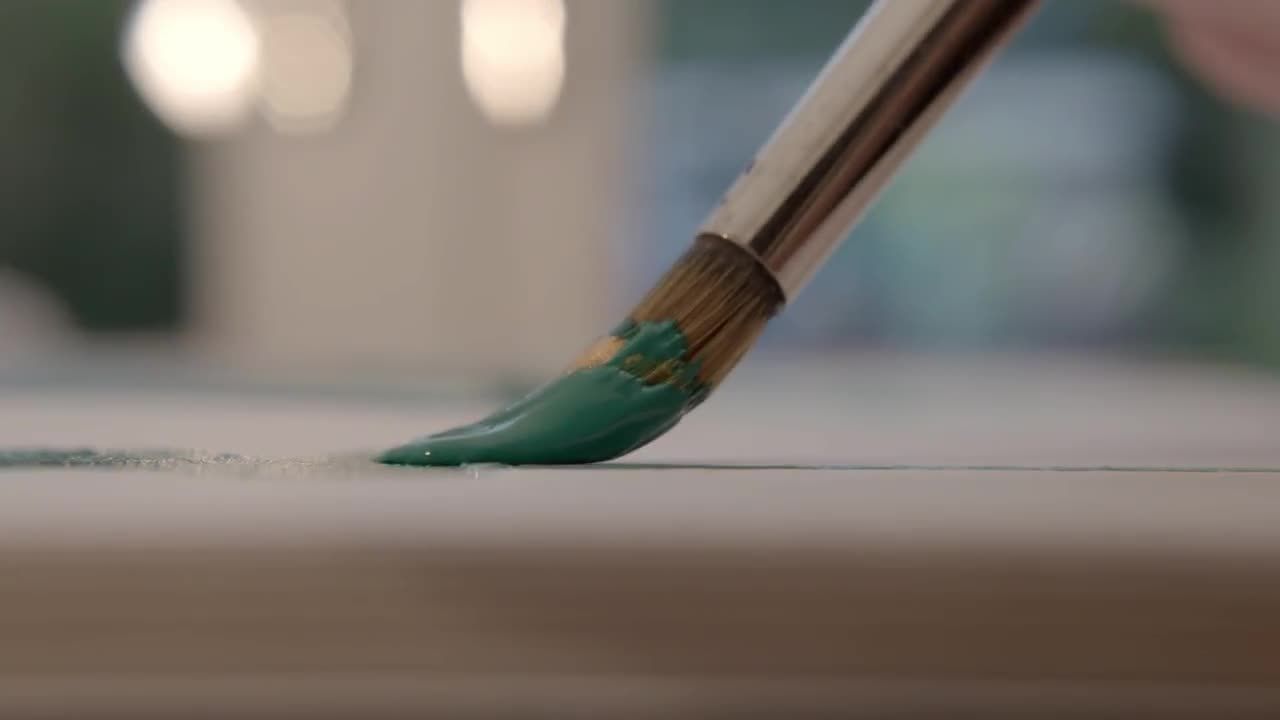 艺术家用画笔在纸上绘画视频素材