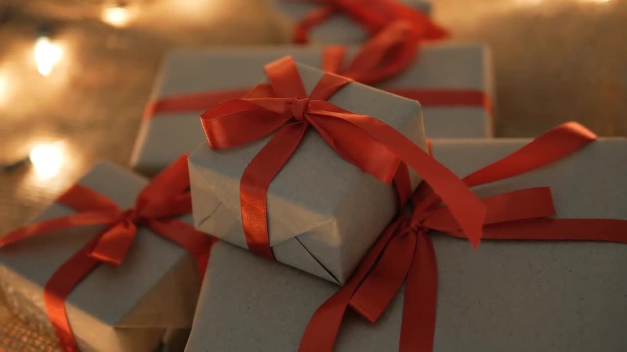 圣诞节礼物牛皮纸礼品盒视频素材