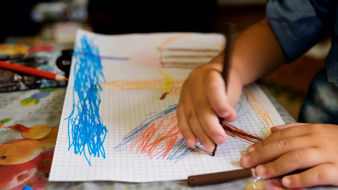幼儿在纸张上绘画涂鸦视频特写素材