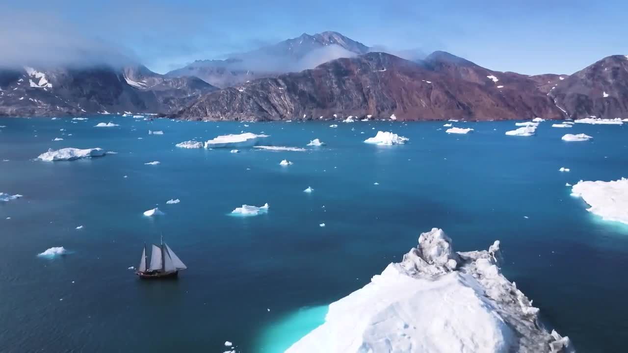 格陵兰岛蓝色海洋鸟瞰图视频素材