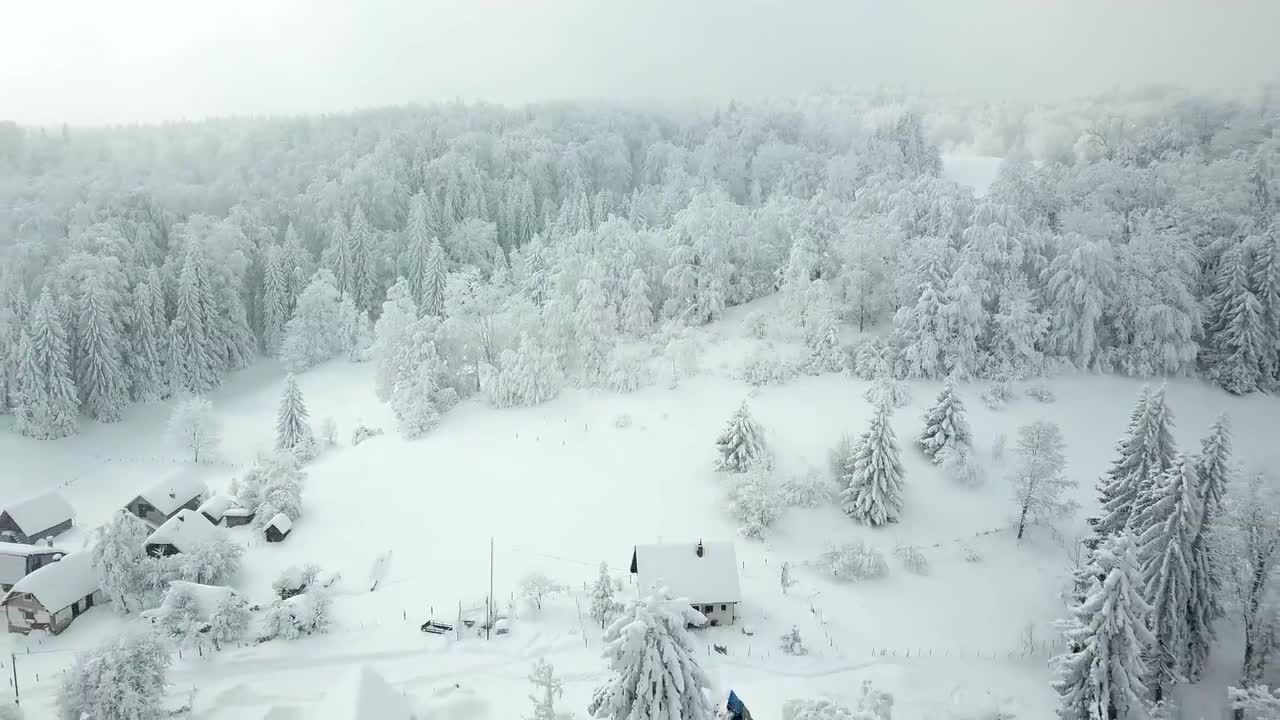 被白雪覆盖的山区自然雪景特效视频