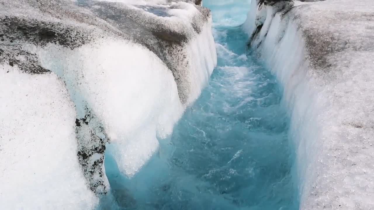 冬季冰冷的河流冰雪覆盖特效视频