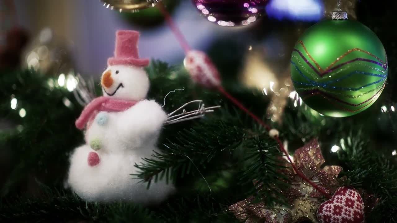 闪亮的树上的圣诞玩具装饰物特效视频