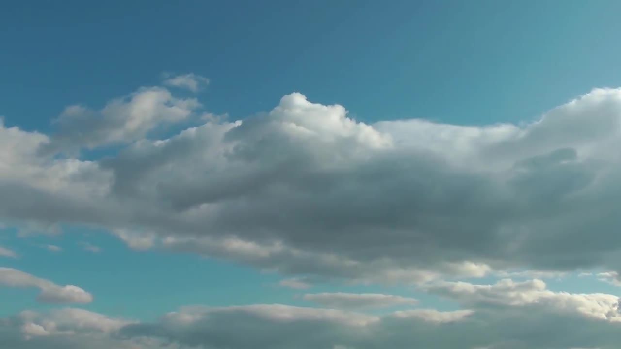 冬季雨后天空中流动的乌云视频素材