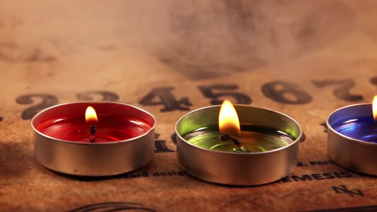 占卜板上五颜六色的被点燃的蜡烛视频素材