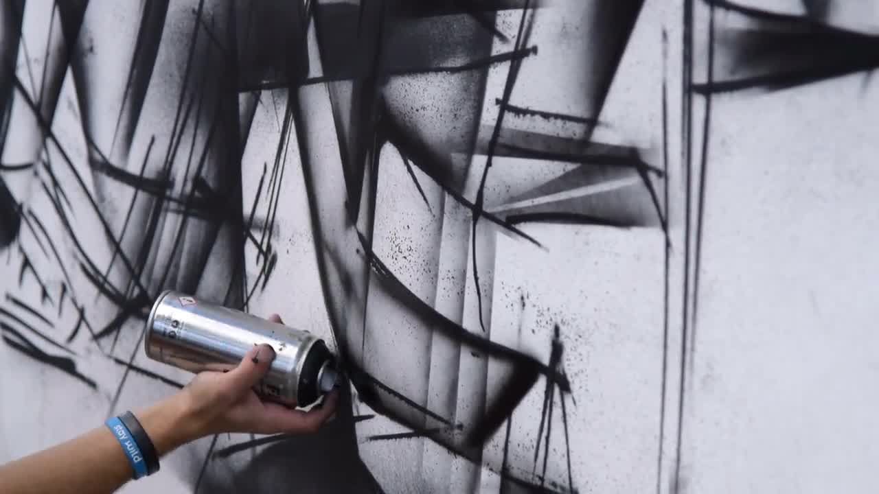 街头涂鸦的男性街头艺术家实拍视频素材