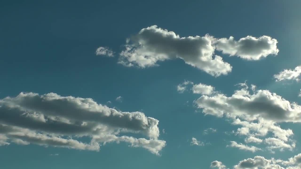 天空中渐渐飘动消逝的云视频素材