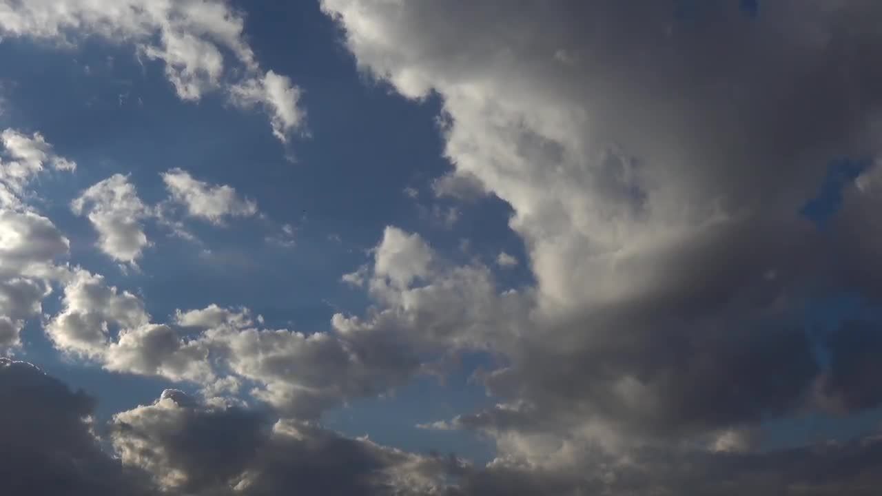天空中消逝的乌云视频素材