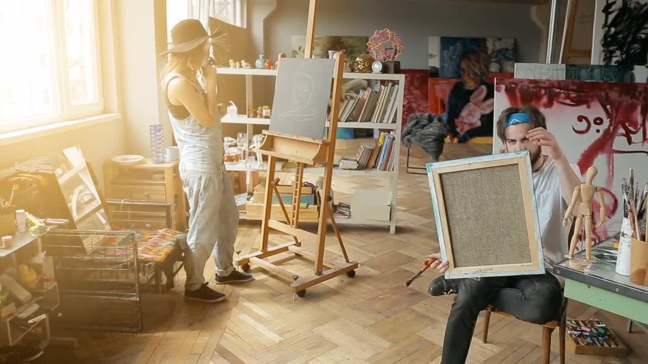 两位艺术家在工作室里绘画实拍视频素材