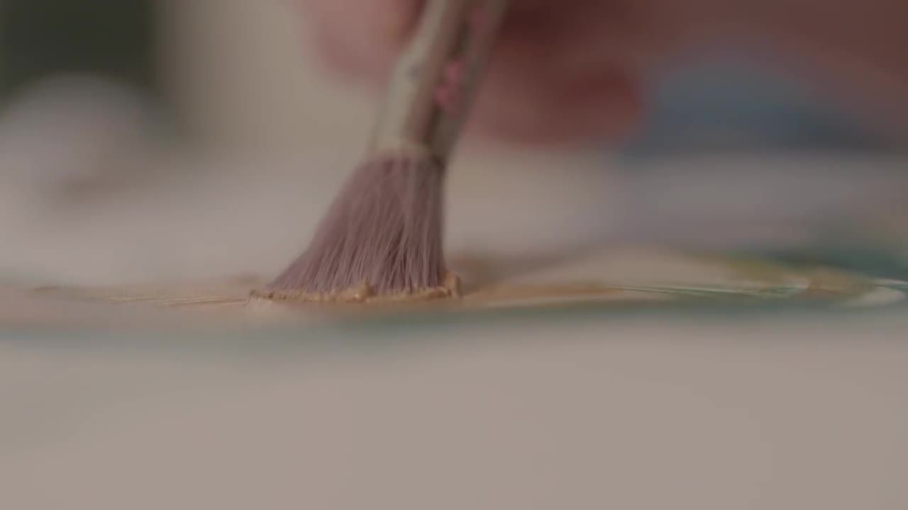 艺术家用画笔绘画特写实拍视频素材