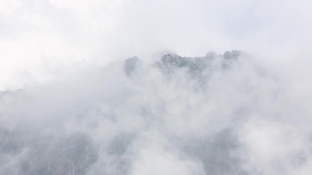 被浓雾薄云围绕的山峰视频素材