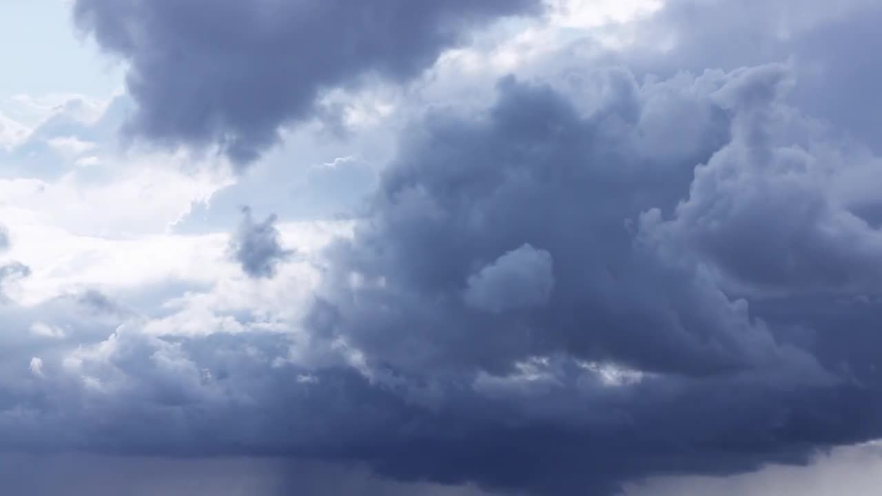 天空中剧烈运动的云层视频素材
