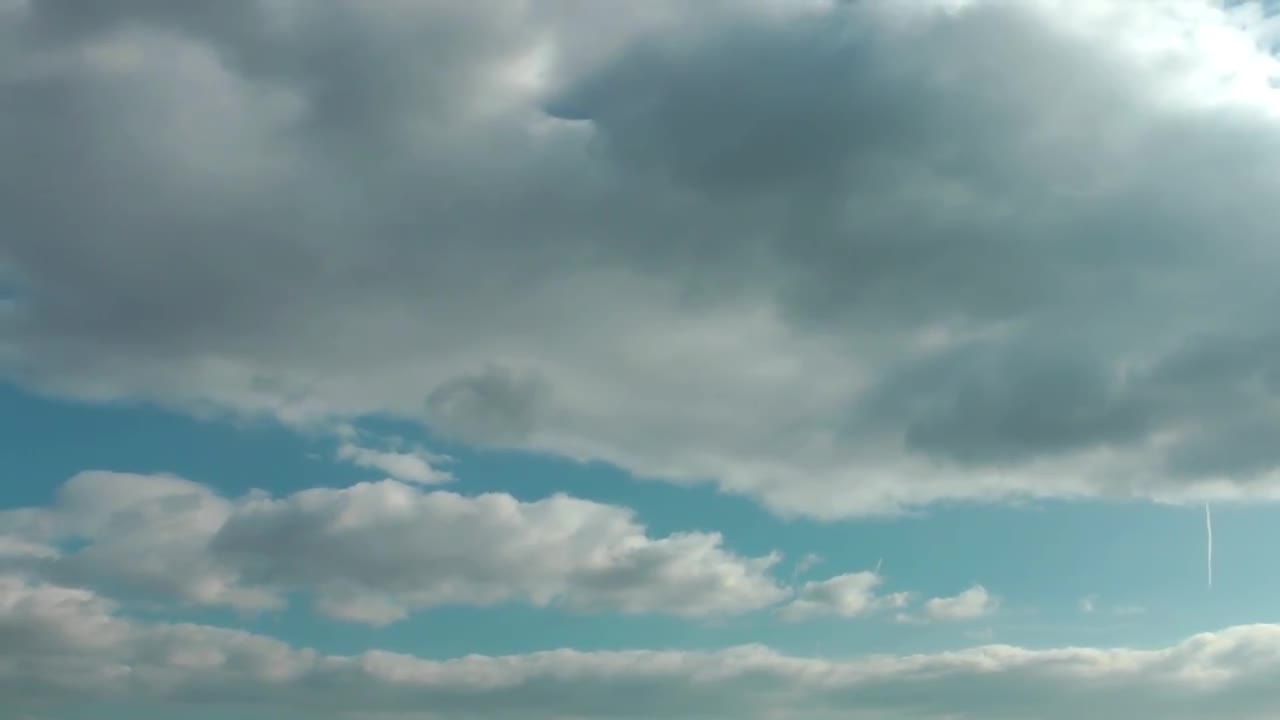空中移动的灰色雨云视频素材