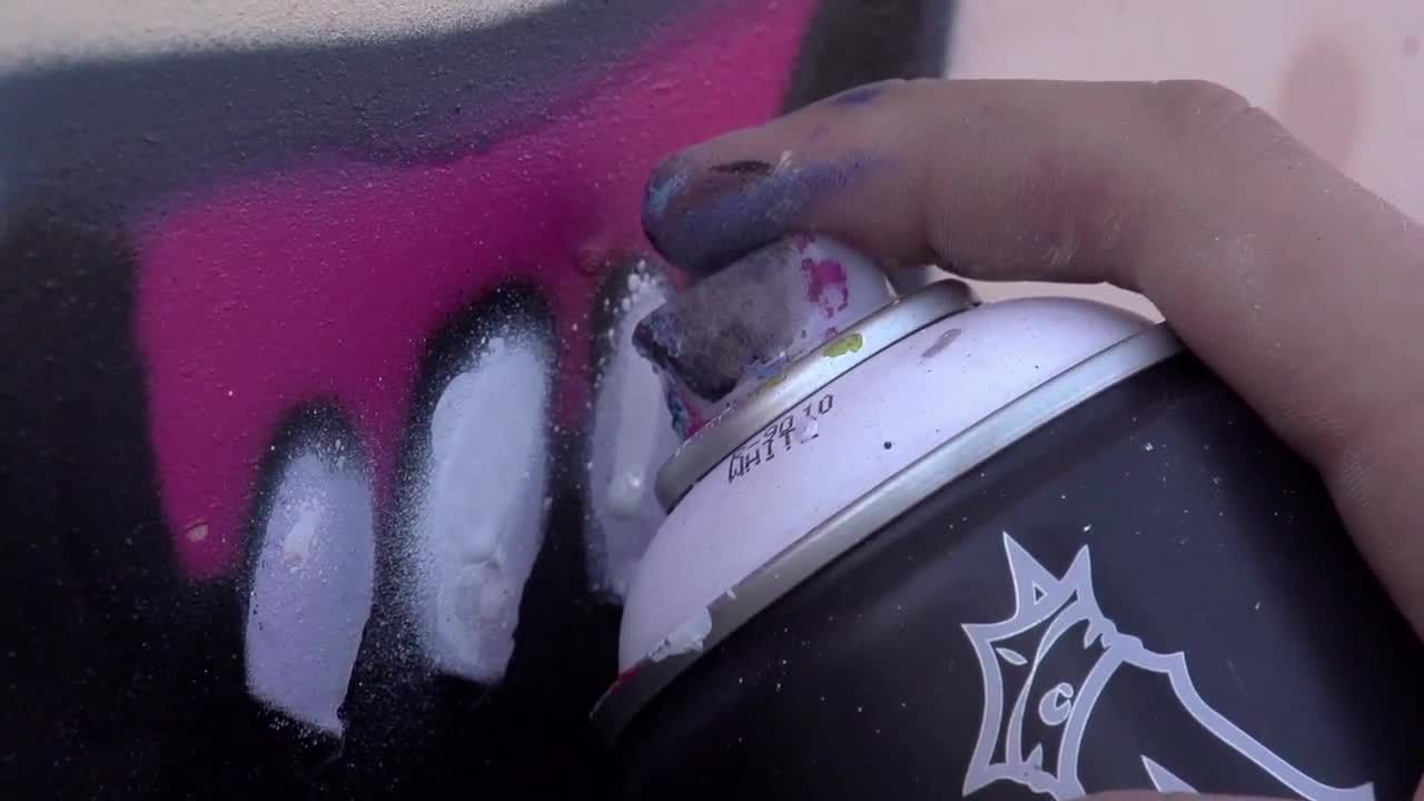 艺术家使用喷漆墙上绘画视频