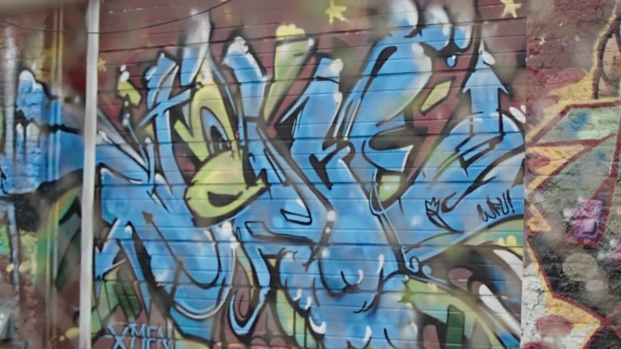 内城街道墙壁上的涂鸦视频
