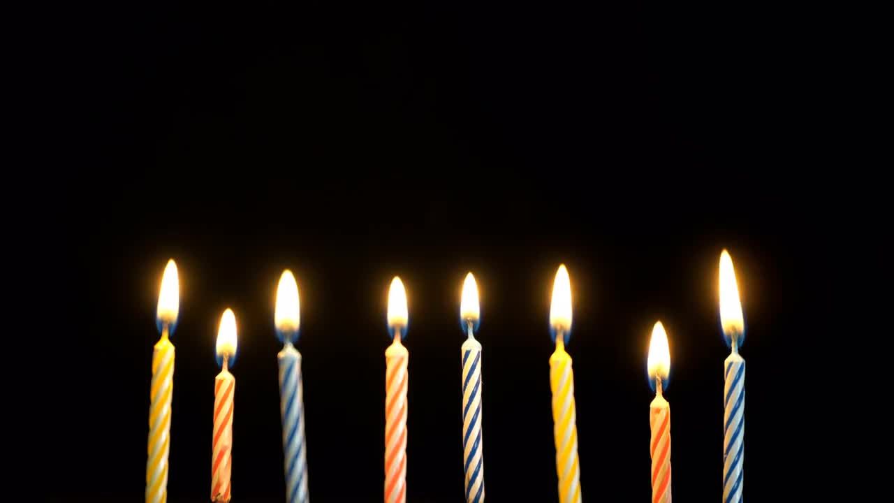黑暗背景下点燃的生日蜡烛视频素材