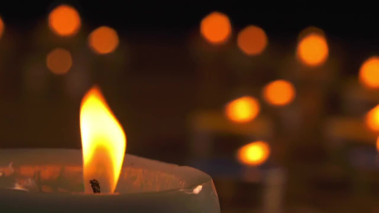 黑暗环境下燃烧的蜡烛实拍视频素材