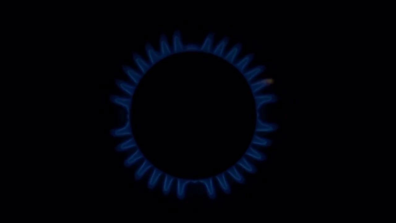 黑暗中燃烧的带有蓝色火焰的燃气实拍视频素材