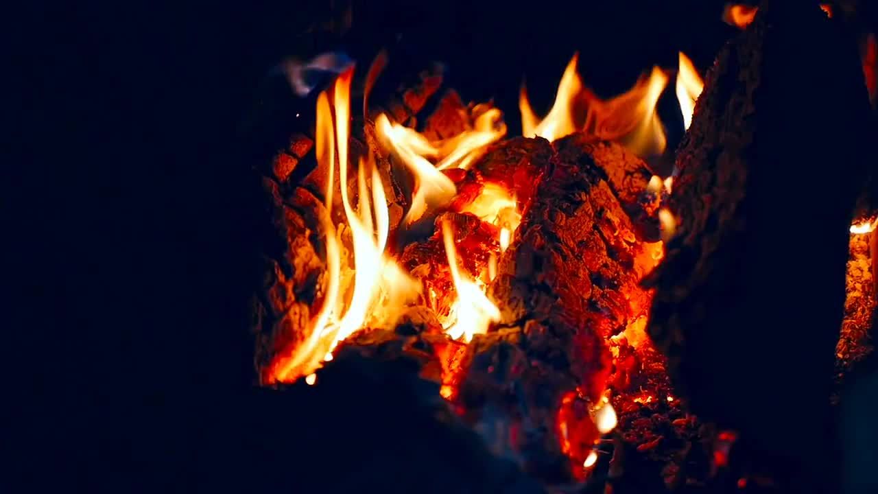 壁炉中燃烧的木头实拍视频素材