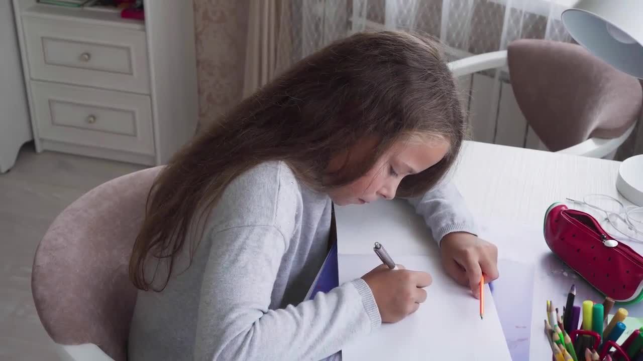 小女孩在家里画纸视频素材