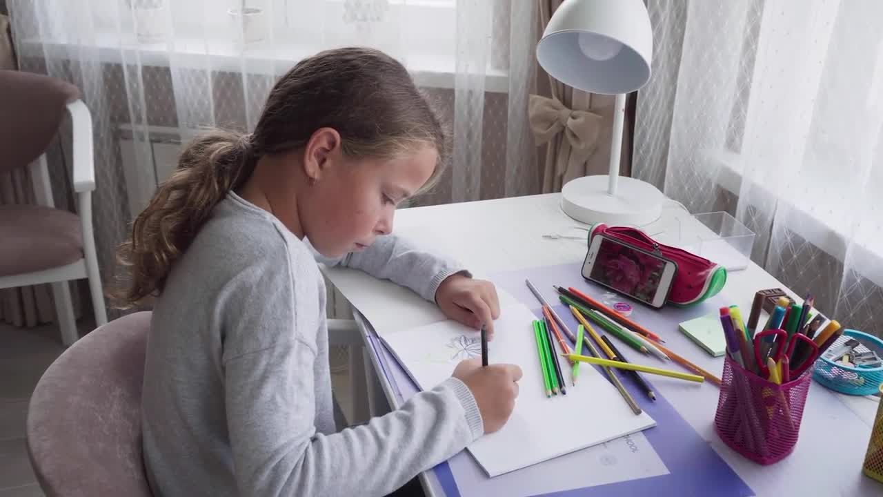 女孩画花纸视频素材