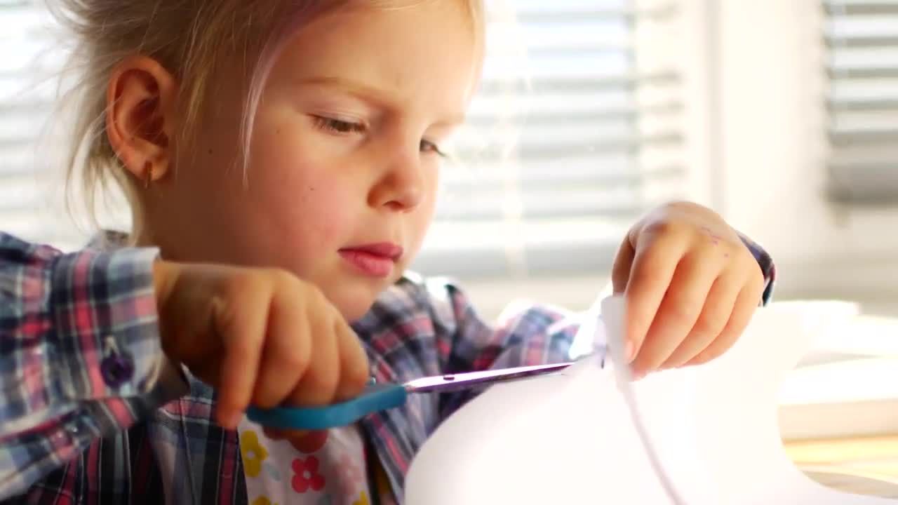 儿童使用剪刀剪纸视频素材