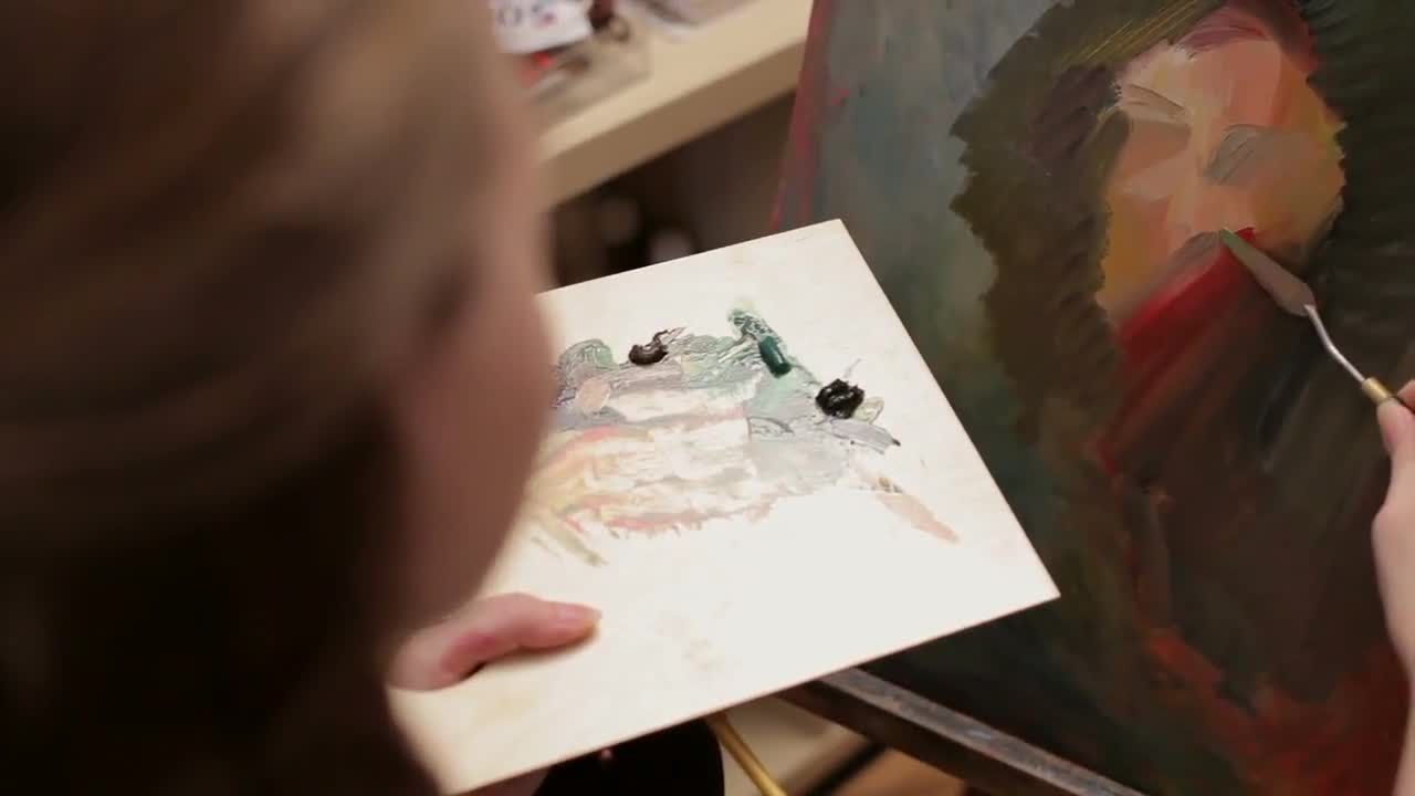 才华横溢的画家在艺术室创作视频