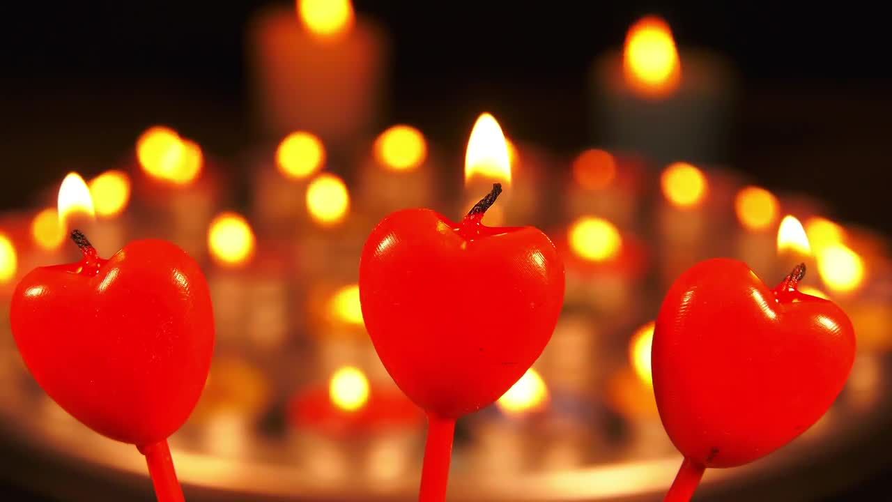 黑暗的空间中点亮的可爱的心形蜡烛视频