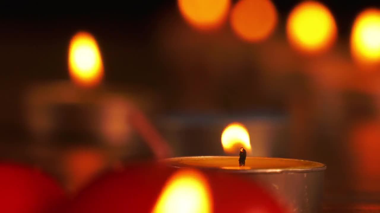 浪漫蜡烛在昏暗的房间中燃烧的视频