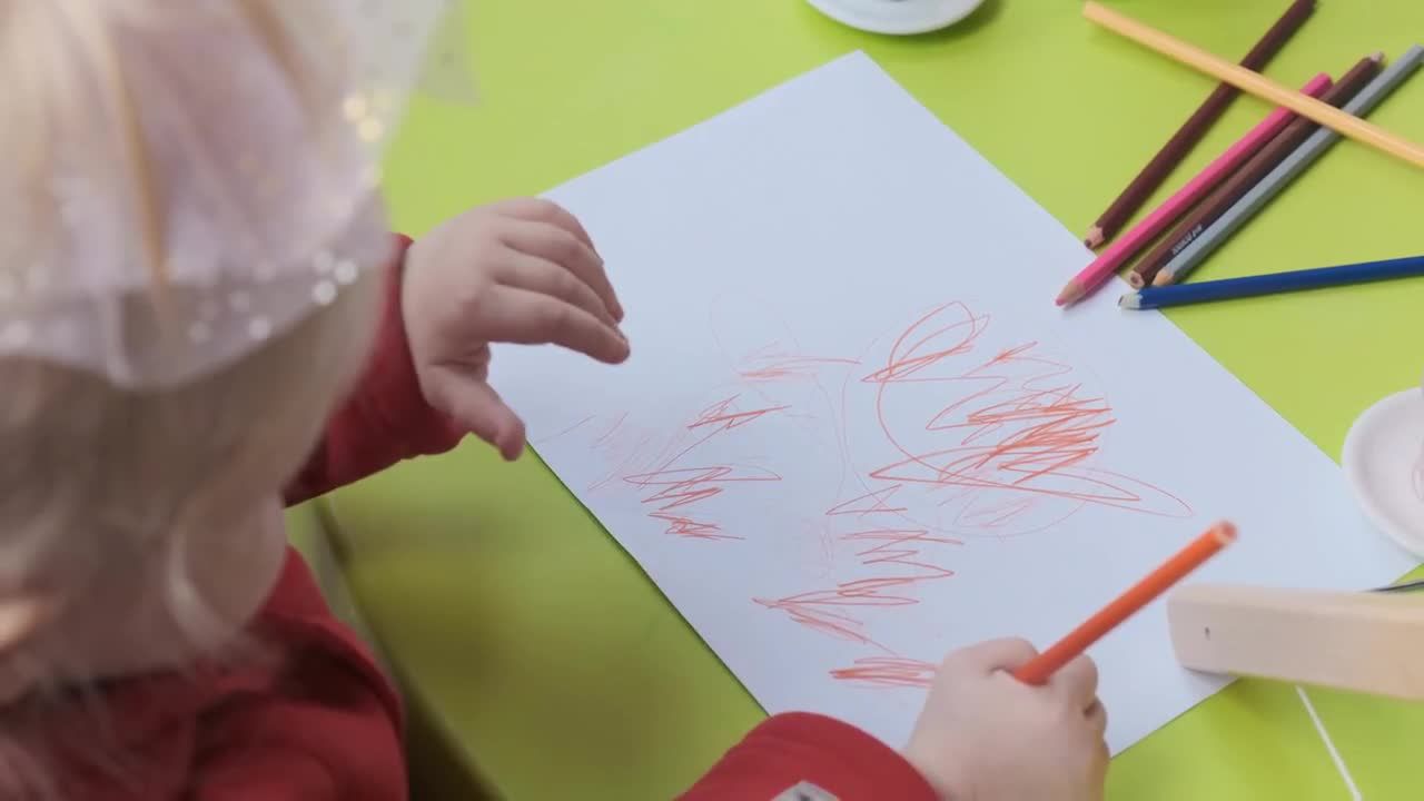 小娃娃在纸上涂鸦视频素材