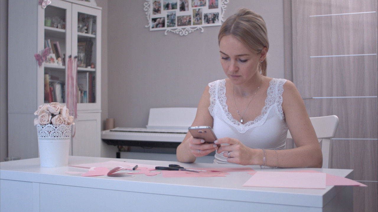 一个女人用她的手机查找制作DIY剪纸视频素材