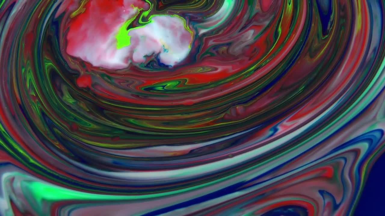 旋转成层状漩涡的多色油漆视频素材