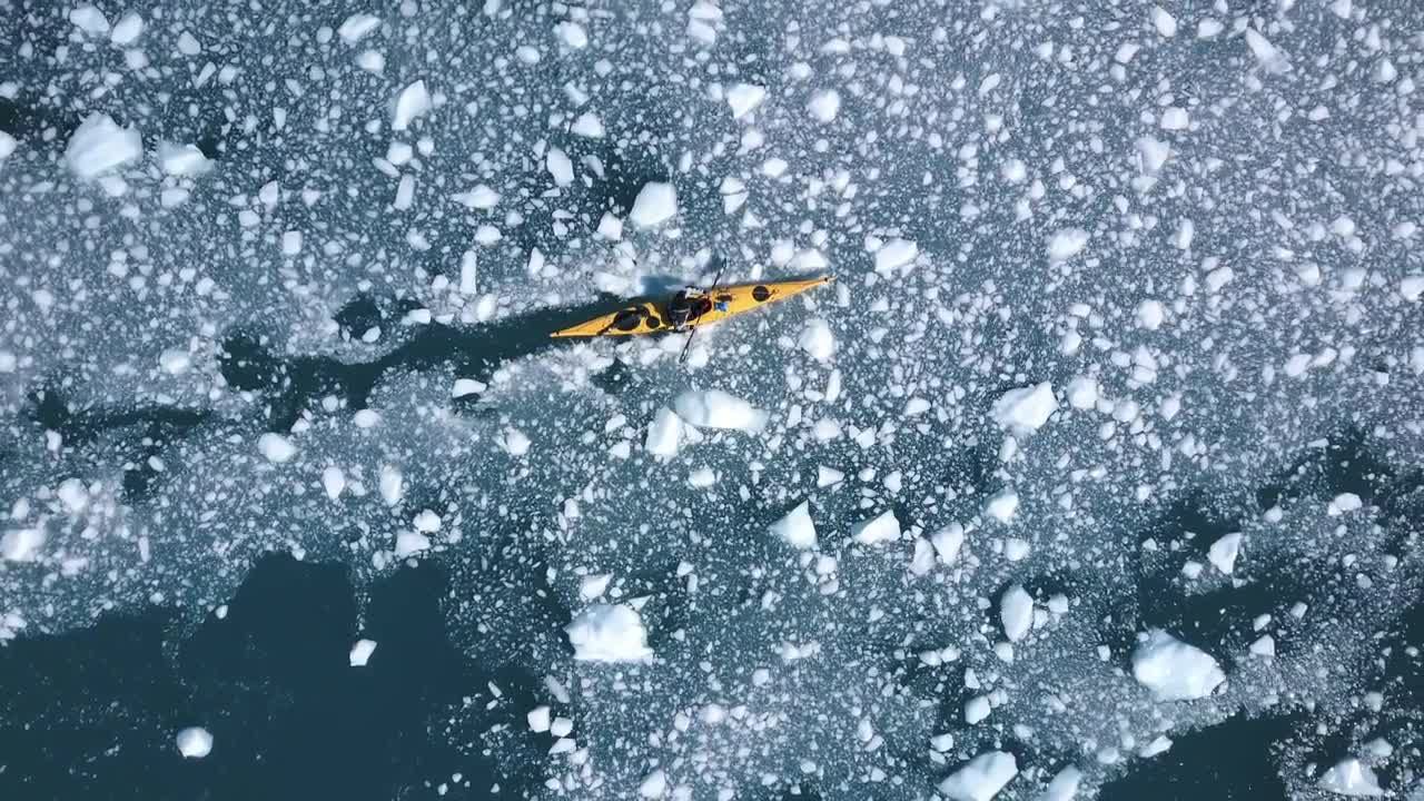 皮划艇运动员破冰视频素材